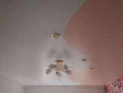 Фото: Натяжной потолок криволинейная спайка белый с персиковым