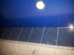 Фото: Натяжной потолок эксклюзив искры на голубом